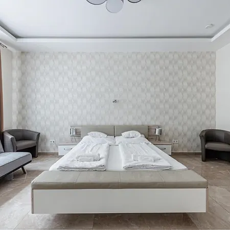Marble Royal & Studio- Near The Park Apartment *