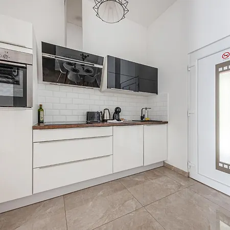 Marble Royal & Studio- Near The Park