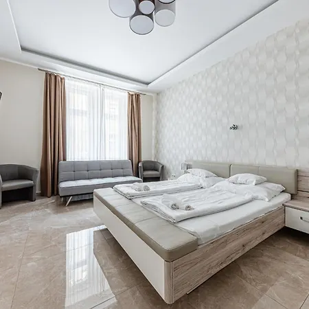 Marble Royal & Studio- Near The Park Apartment *