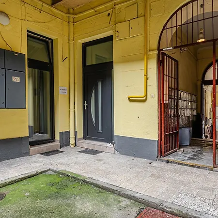 Marble Royal & Studio- Near The Park Apartment *
