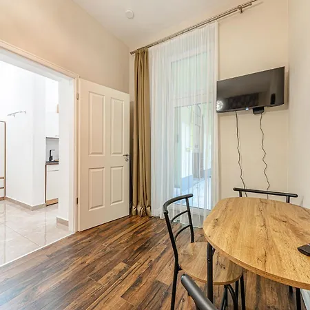 Marble Royal & Studio- Near The Park Apartment *
