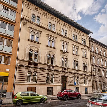 Marble Royal & Studio- Near The Park Apartment
