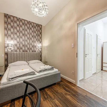 Marble Royal & Studio- Near The Park Apartment