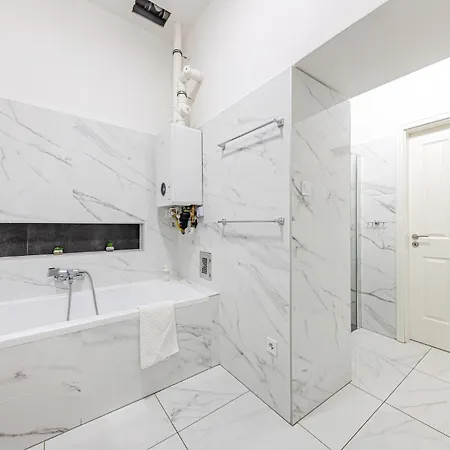Marble Royal & Studio- Near The Park Apartment